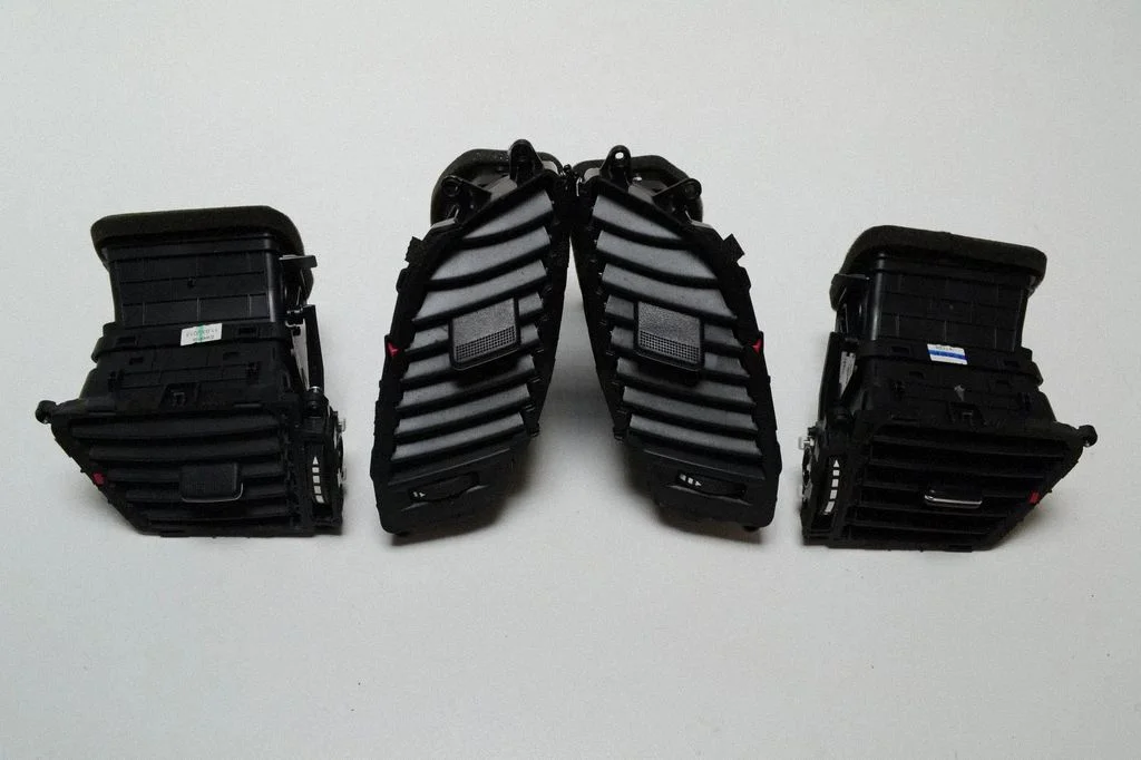 Kratka nawiewu szyby 97490A6000RDR