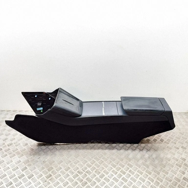 Center console – Tesla Model Y (2020-)