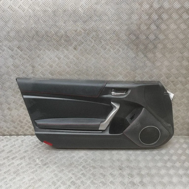 Boczek drzwi przednich S71504550