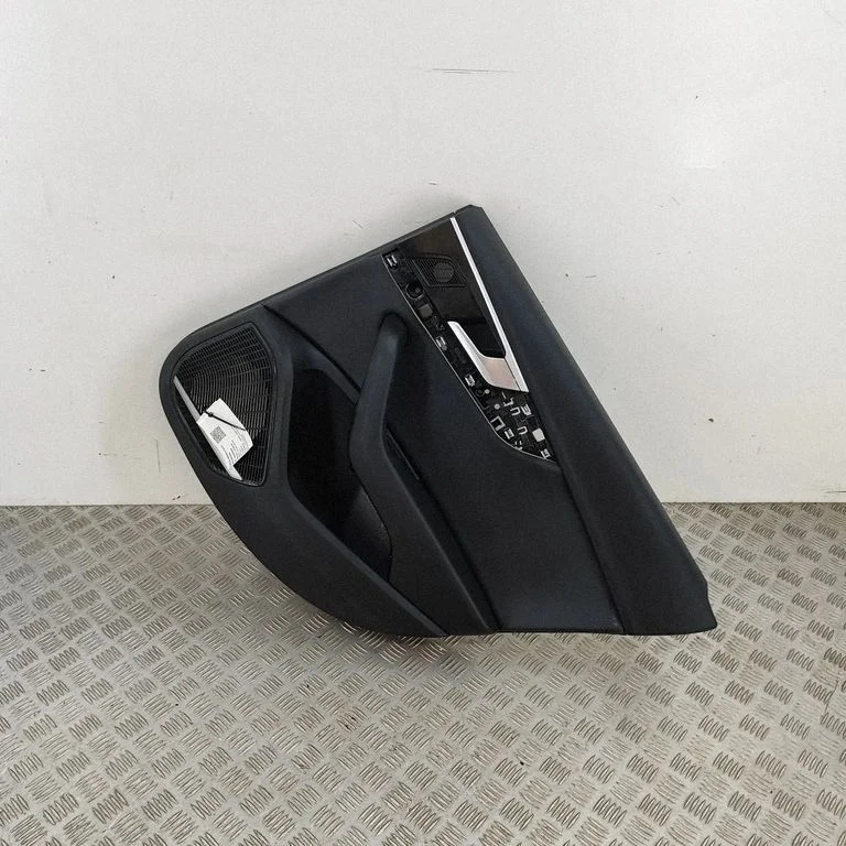 Aizmugurējo durvju apšuvums 8W0867304B
