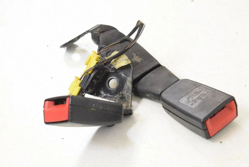 Rear seatbelt buckle – Mercedes-Benz C-Class AMG W204 (2007-2014)
