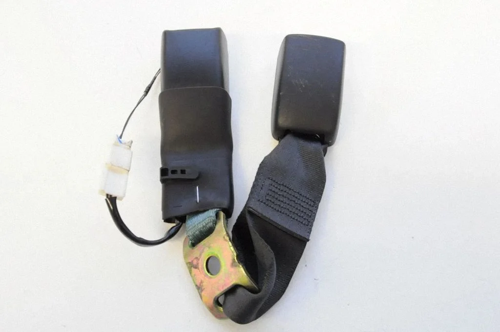 Middle seatbelt buckle (rear) – Lexus GS 300 350 430 450H (2005-2012)