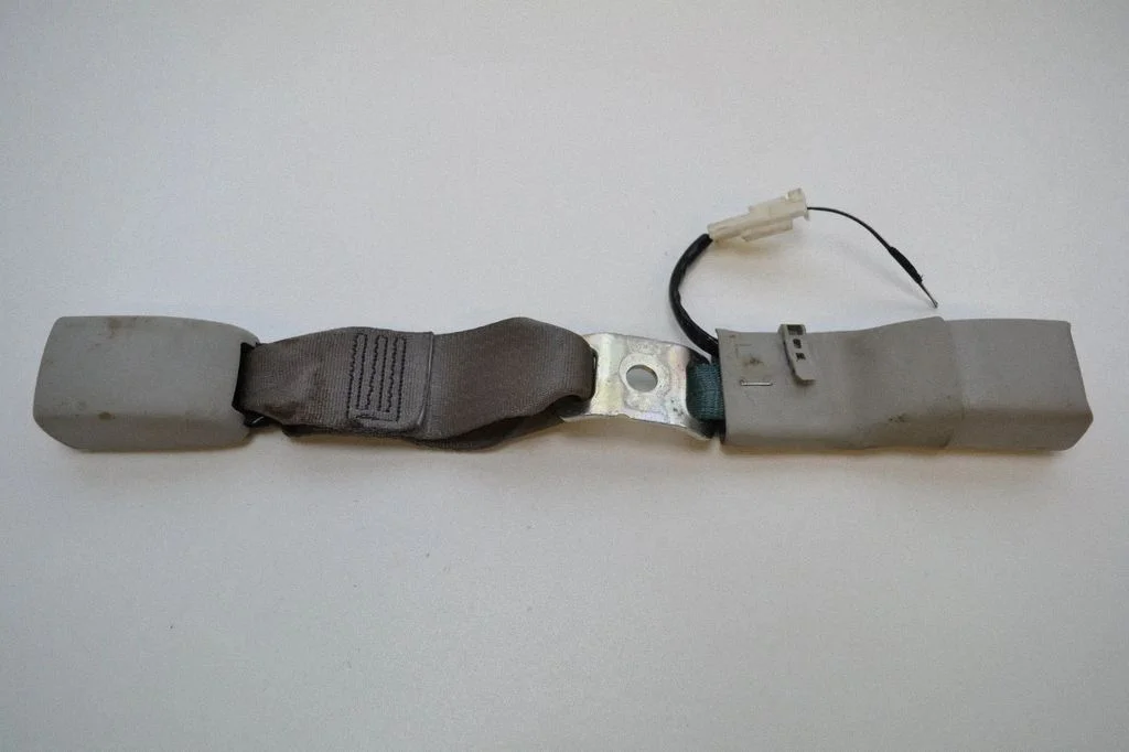 Middle seatbelt buckle (rear) – Lexus GS 300 350 430 450H (2005-2012)