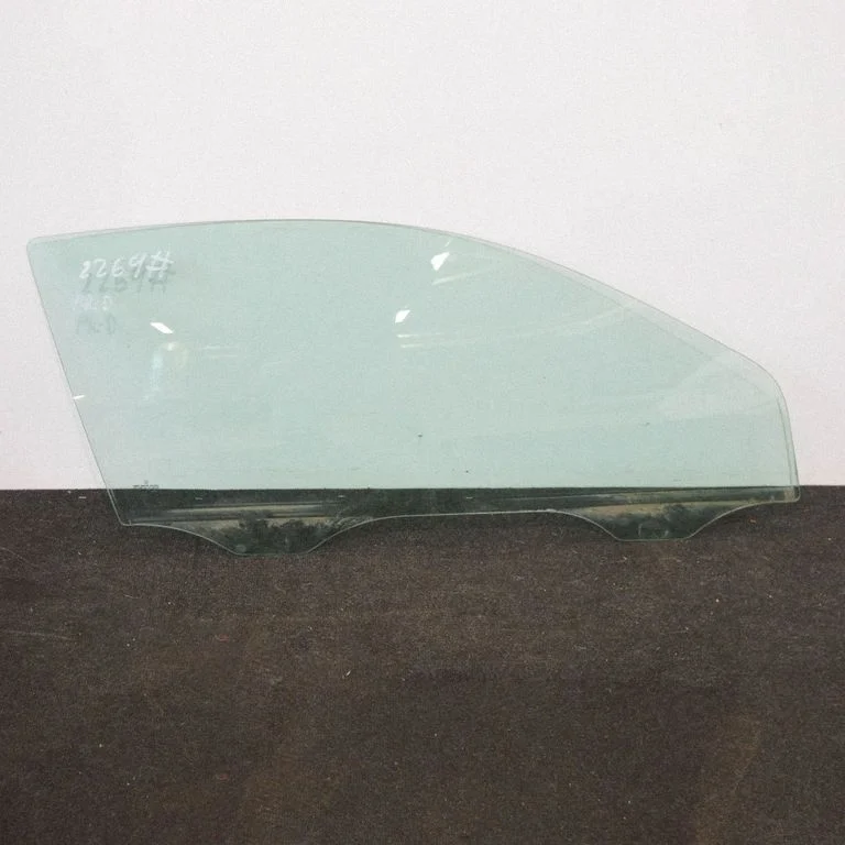 Esiukse põhiklaas (kaheukselise) – eesmine parem
