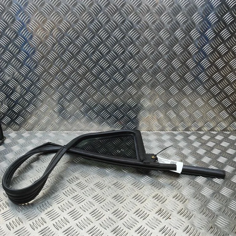 Rear side window 83540R2010