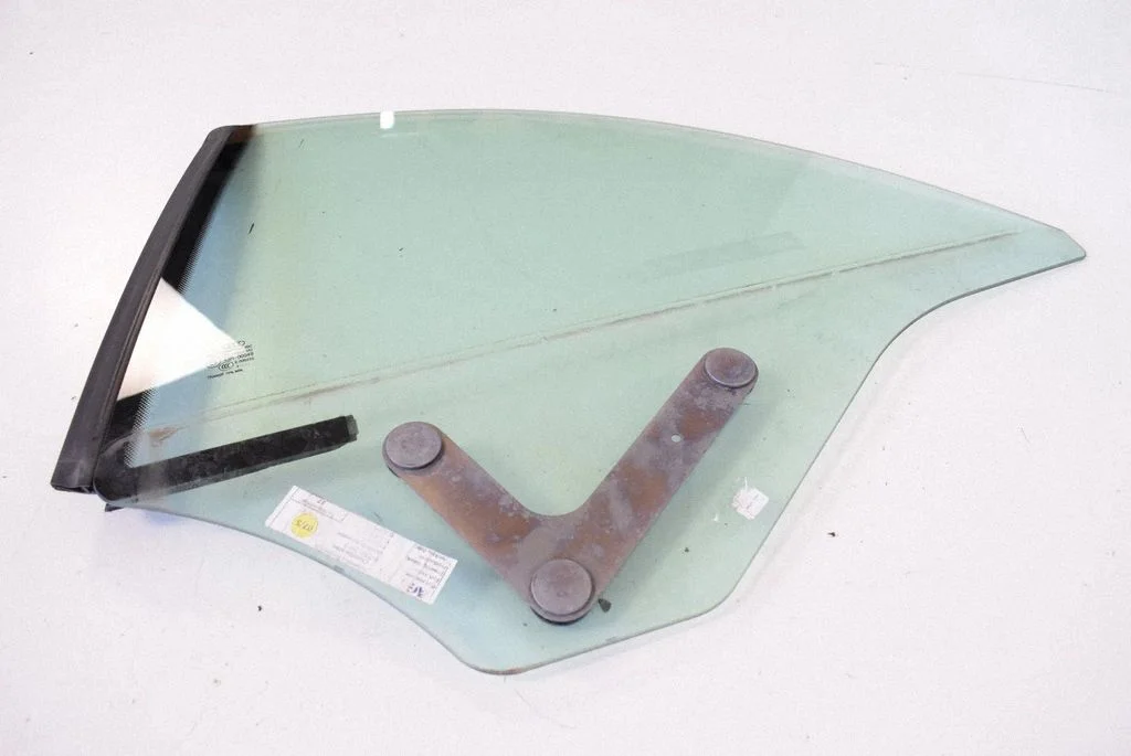 Rear side window 8V7845297D