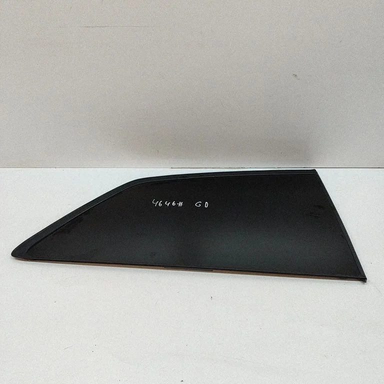 Aizmugurējais sāna virsbūves stikls 8V3845300G