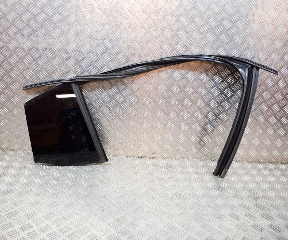 Rear side window – right