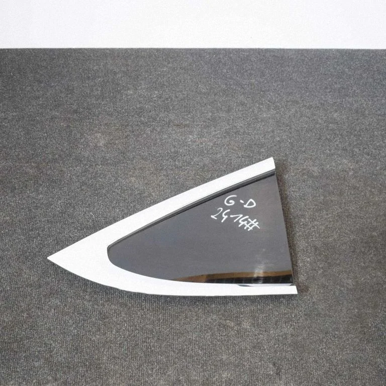 Rear side window – right