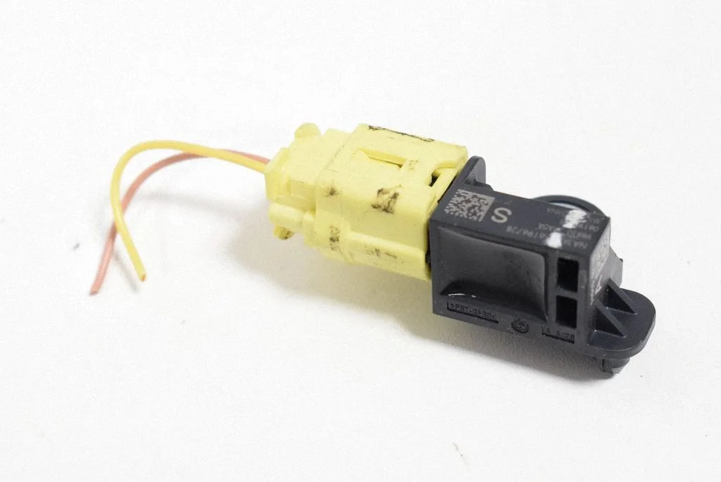 Drošības spilvenu trieciena sensors 988303RA0A