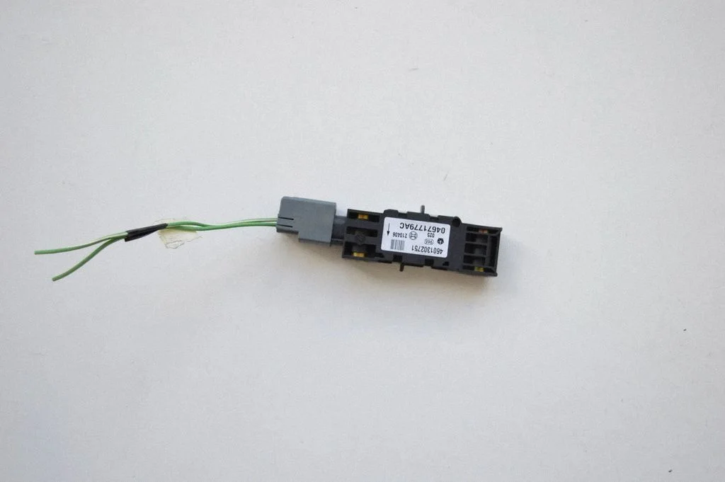 Drošības spilvenu trieciena sensors 04671779AC