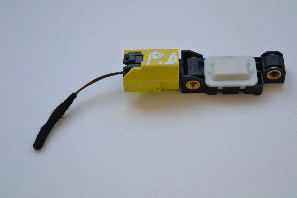Drošības spilvenu trieciena sensors 7L0909606B