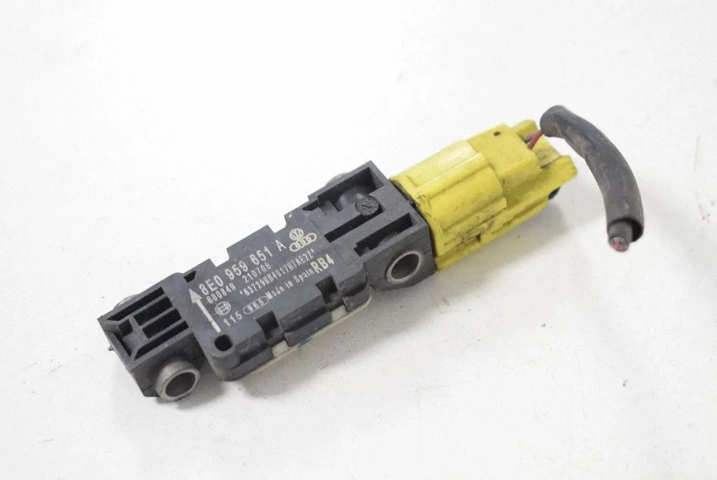 Drošības spilvenu trieciena sensors 8E0959651A