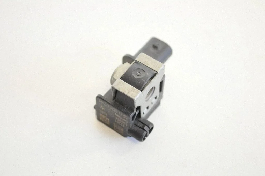 Drošības spilvenu trieciena sensors – BMW 5. sērija F10 F11 (2009-2016)