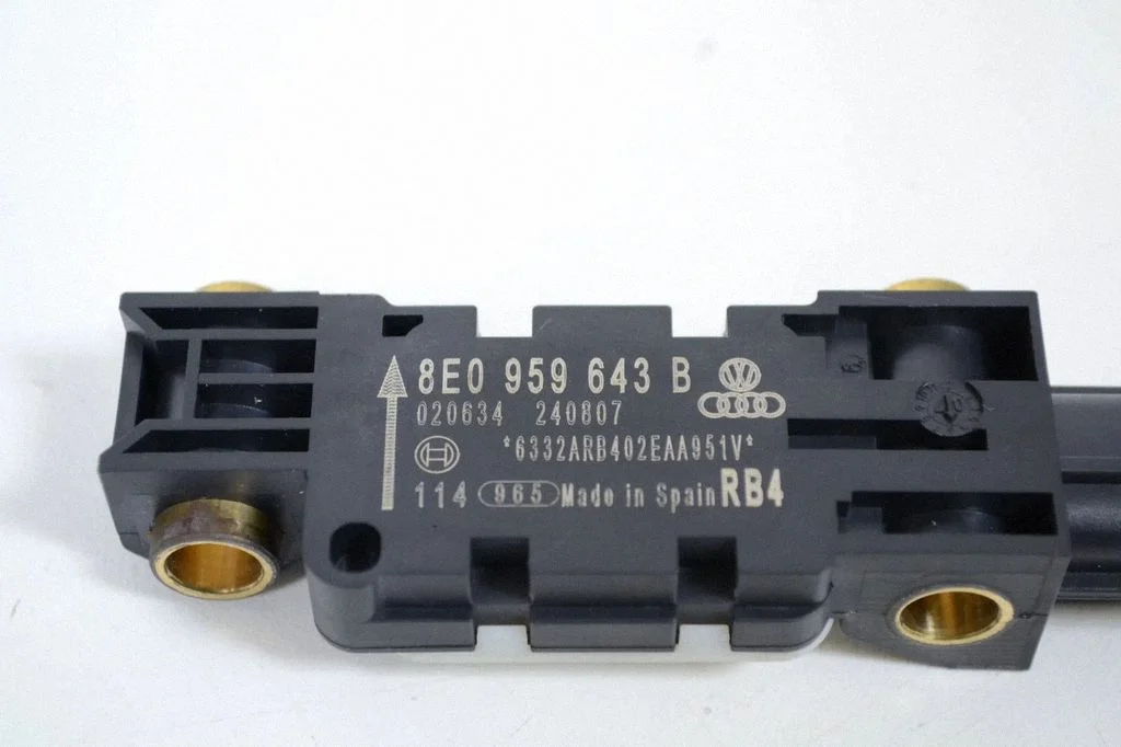 Drošības spilvenu trieciena sensors 8E0959643B