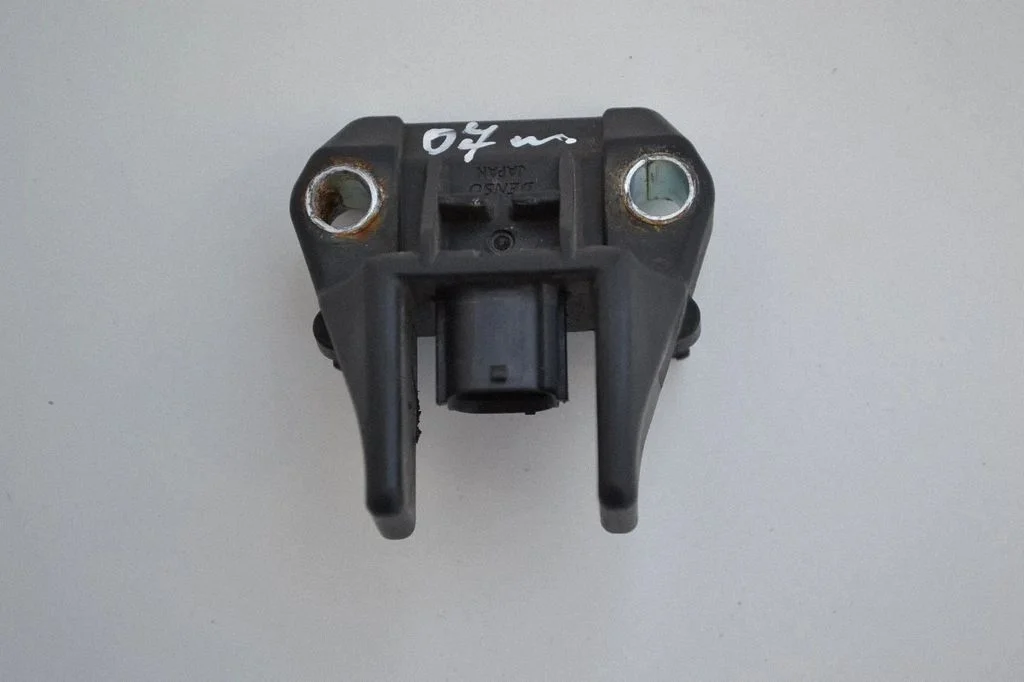 Airbag deployment crash/impact sensor – Lexus GS 300 350 430 450H (2005-2012)