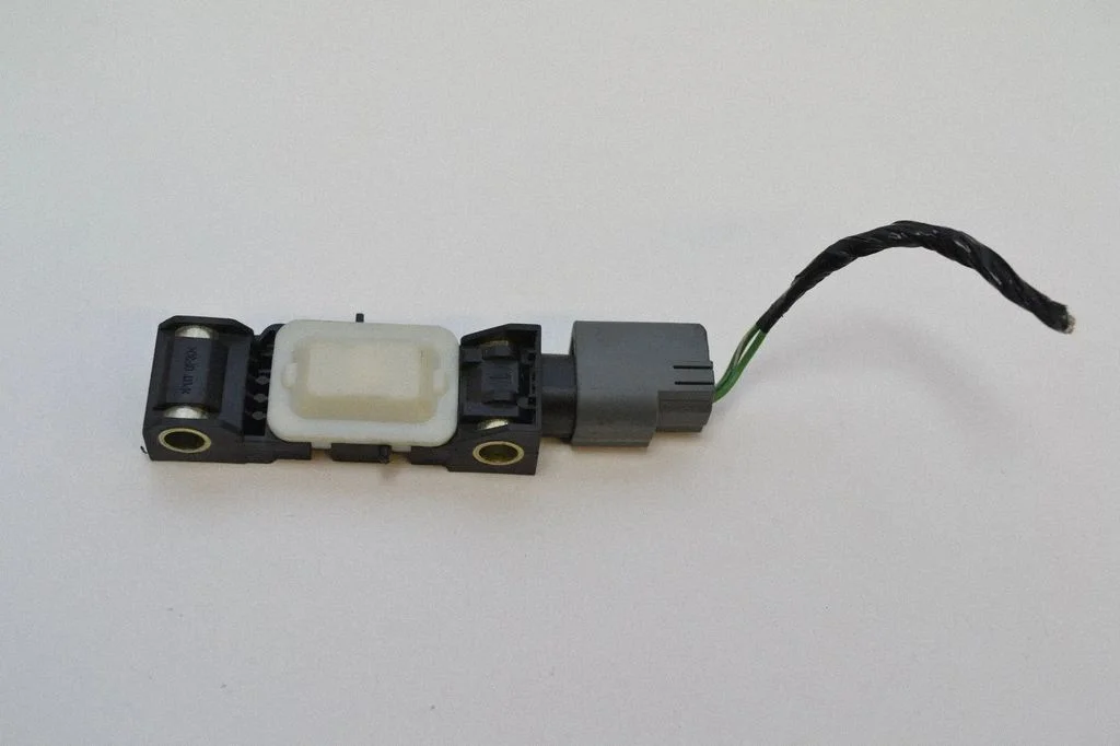 Drošības spilvenu trieciena sensors 04671779AC