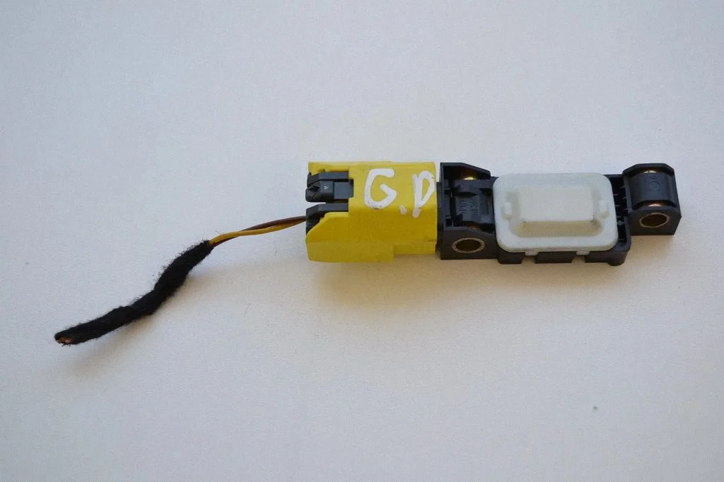 Drošības spilvenu trieciena sensors 4B0959643E