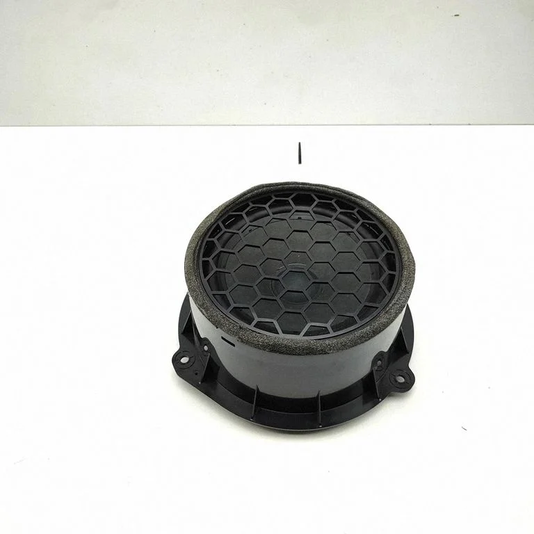 Skaļrunis (-ņi) aizmugurējās durvīs 4M8035411A