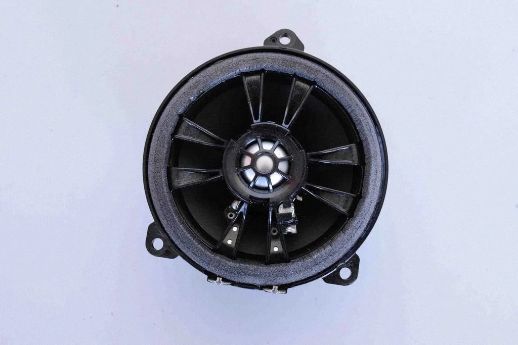 Skaļrunis (-ņi) aizmugurējās durvīs BH2218808BB