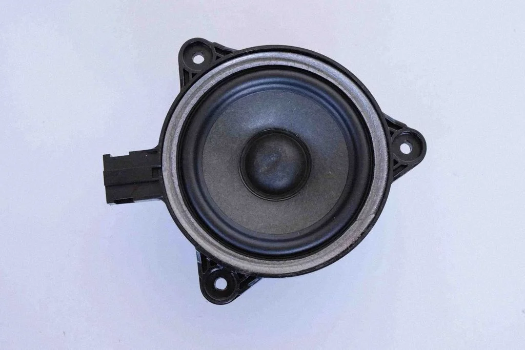 Skaļrunis (-ņi) aizmugurējās durvīs – Audi A3 S3 8V (2013-2019)