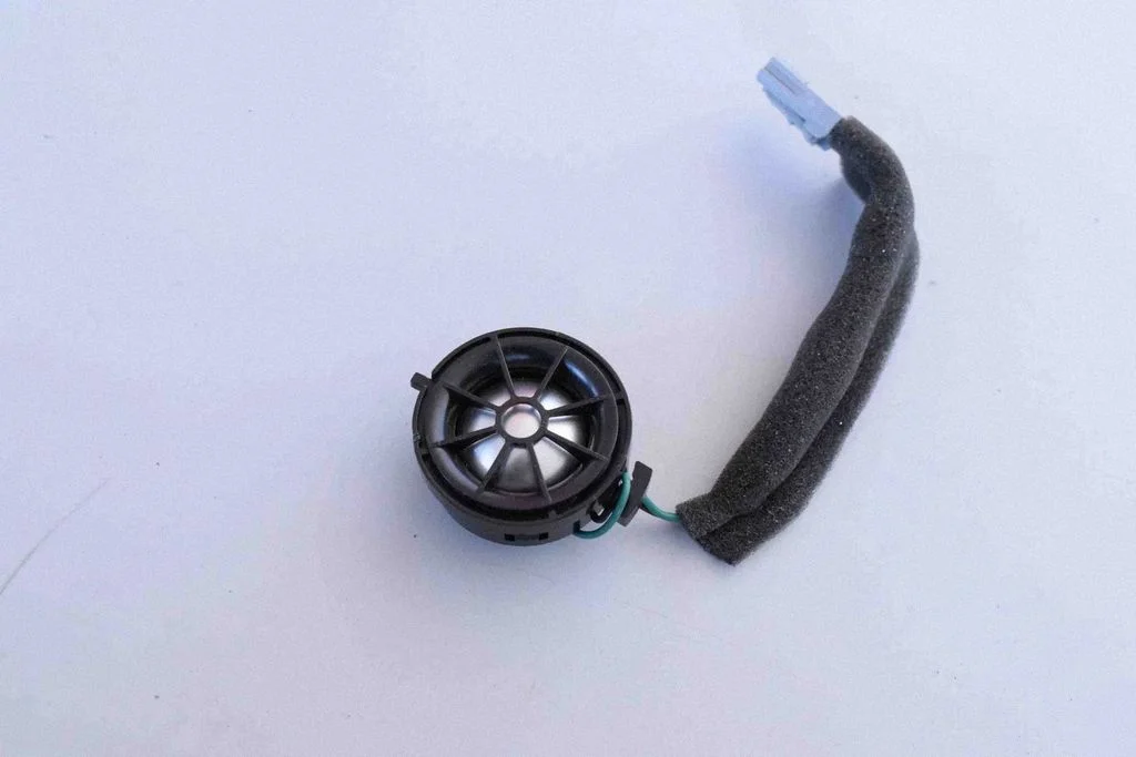 Skaļrunis (-ņi) aizmugurējās durvīs BH2218808AC