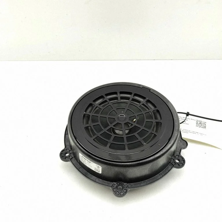 Skaļrunis (-ņi) aizmugurējās durvīs 971035453D
