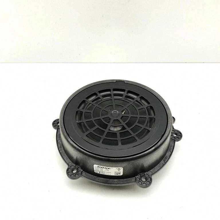 Skaļrunis (-ņi) aizmugurējās durvīs 971035453D