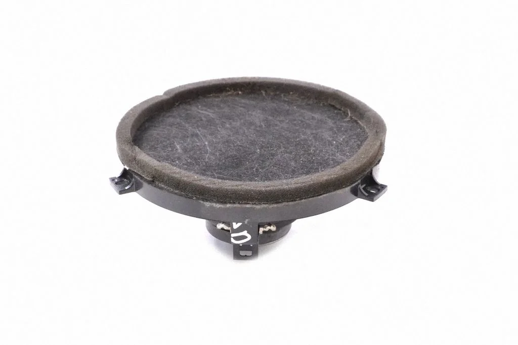 Skaļrunis (-ņi) aizmugurējās durvīs 04714600AB