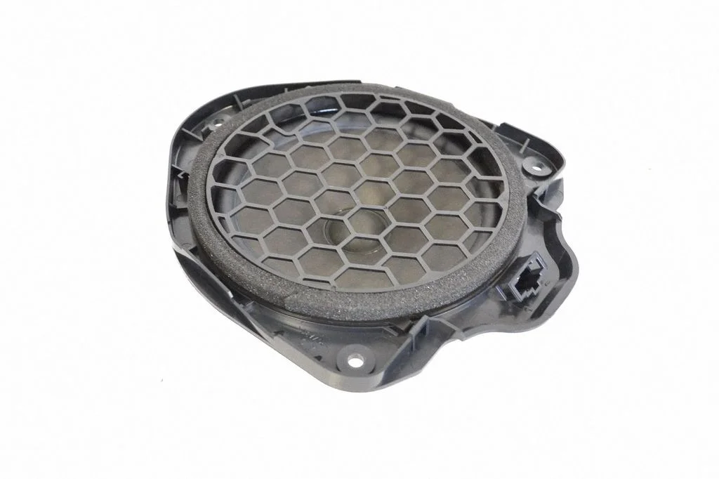 Skaļrunis (-ņi) aizmugurējās durvīs 8V0035411