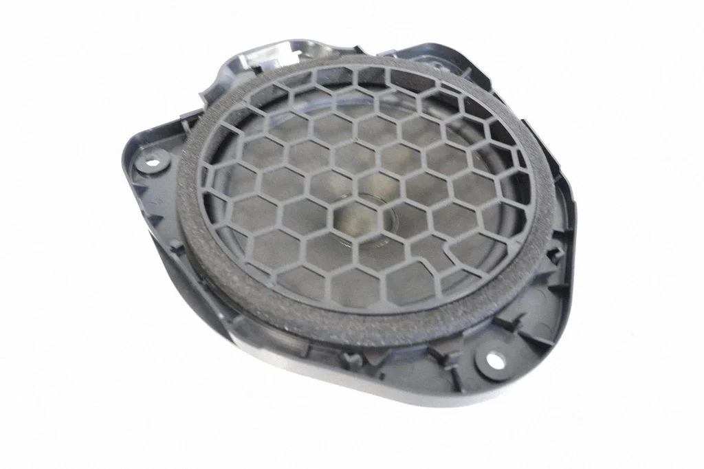 Skaļrunis (-ņi) aizmugurējās durvīs 8V0035411