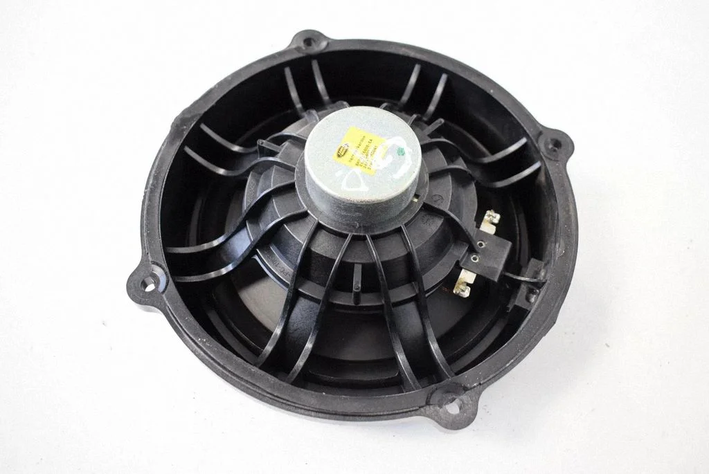 Skaļrunis (-ņi) aizmugurējās durvīs 8H2218808EA