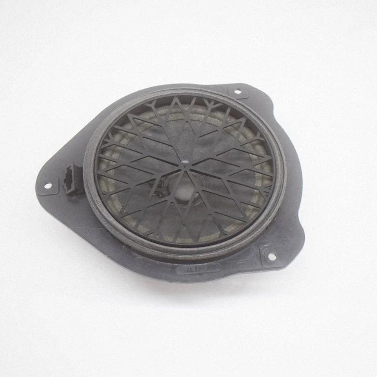 Skaļrunis (-ņi) aizmugurējās durvīs 8T0035411
