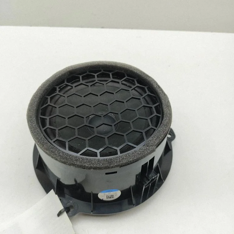 Skaļrunis (-ņi) aizmugurējās durvīs 4M8035411A