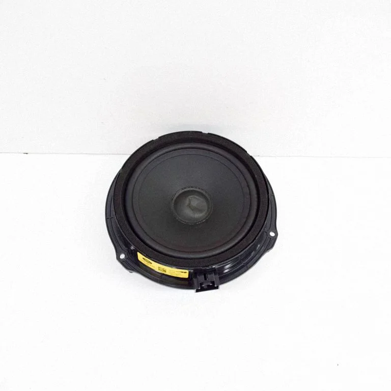 Skaļrunis (-ņi) aizmugurējās durvīs JJ3218808BA
