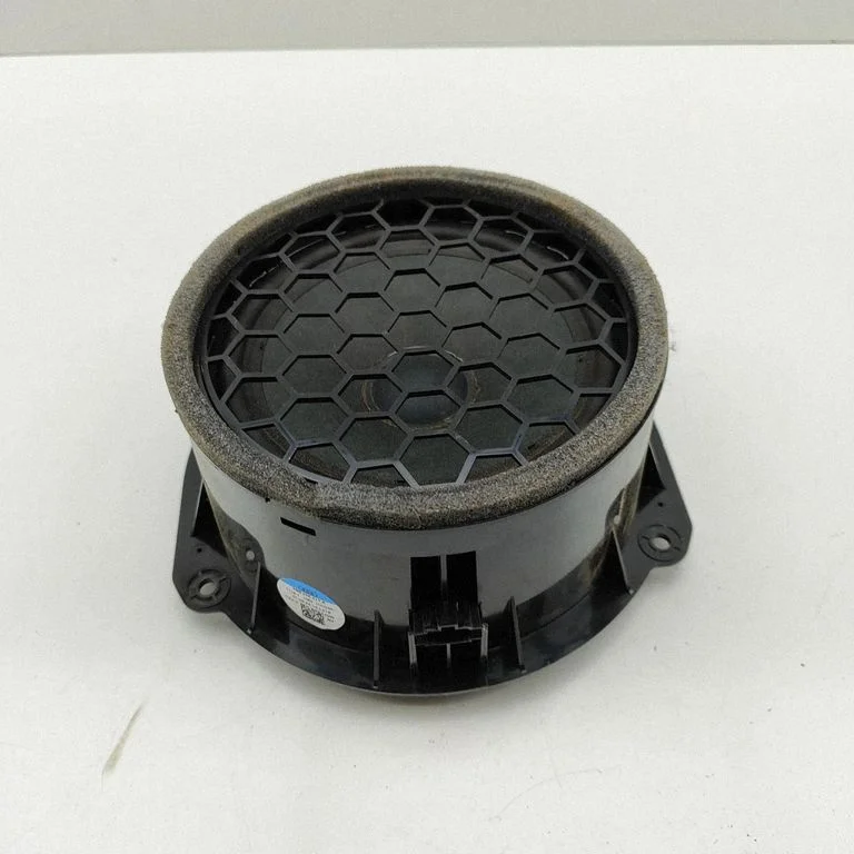Skaļrunis (-ņi) aizmugurējās durvīs 4M8035411A