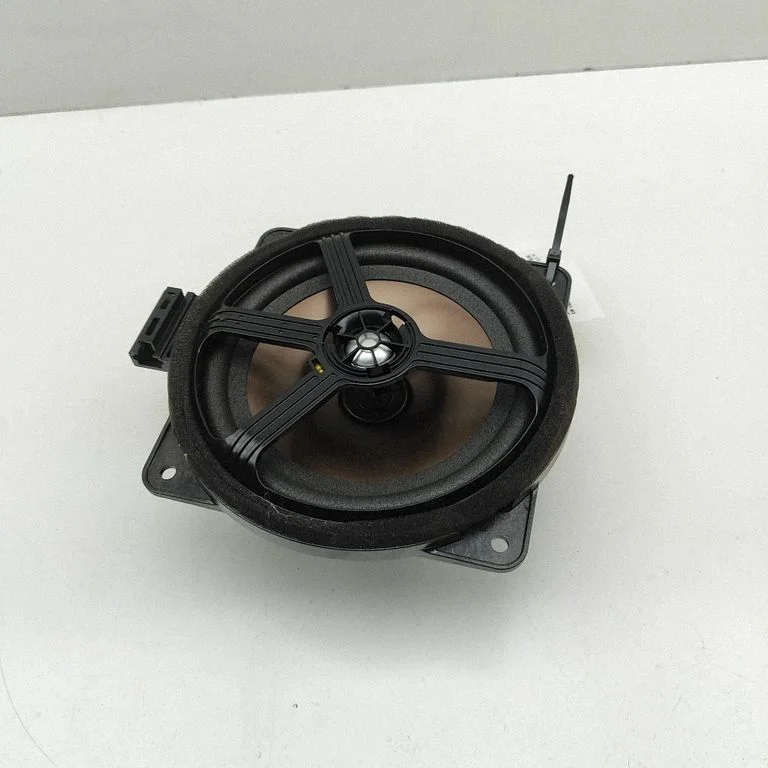 Skaļrunis (-ņi) aizmugurējās durvīs 96340B8200