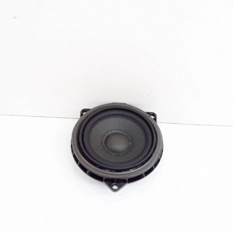 Skaļrunis (-ņi) aizmugurējās durvīs 9210451