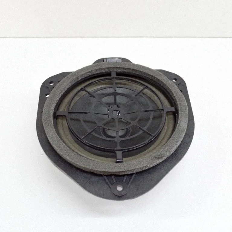 Skaļrunis (-ņi) aizmugurējās durvīs 8W6035411