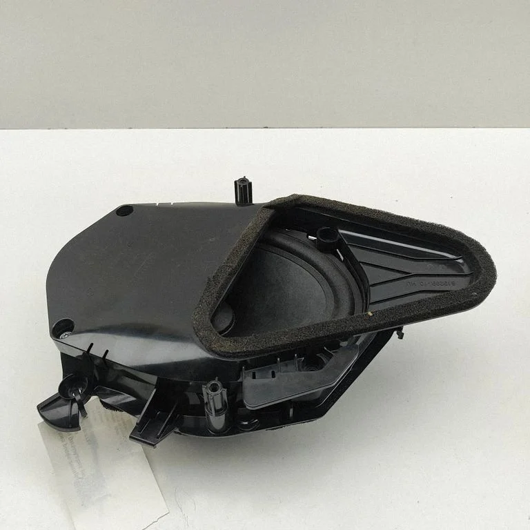 Skaļrunis (-ņi) aizmugurējās durvīs 9285272
