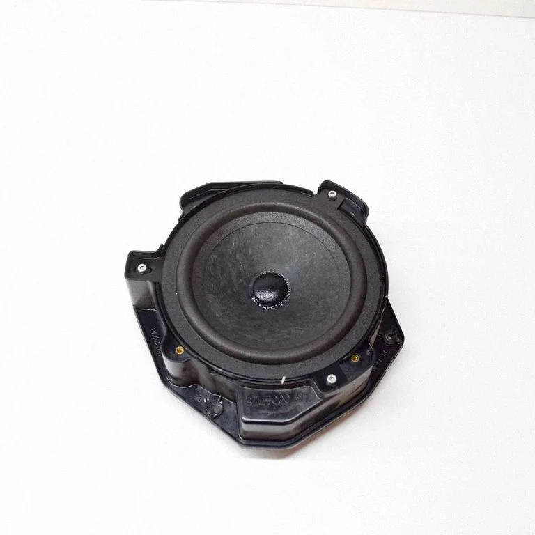 Skaļrunis (-ņi) aizmugurējās durvīs 06514J0801