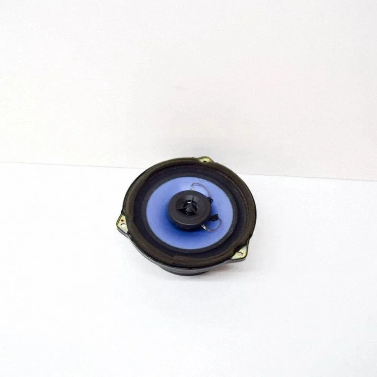 Skaļrunis (-ņi) aizmugurējās durvīs 963403E000