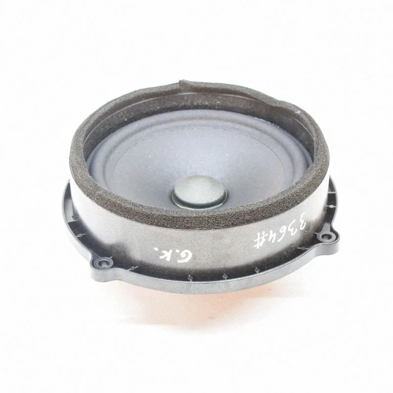 Skaļrunis (-ņi) aizmugurējās durvīs BH2218808EA