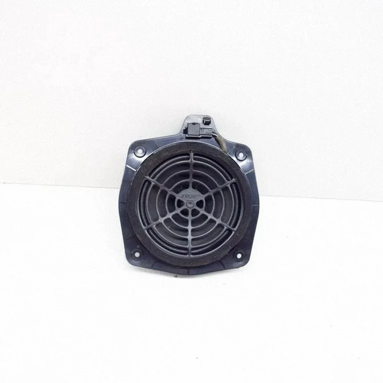 Skaļrunis (-ņi) aizmugurējās durvīs 8H0035411A