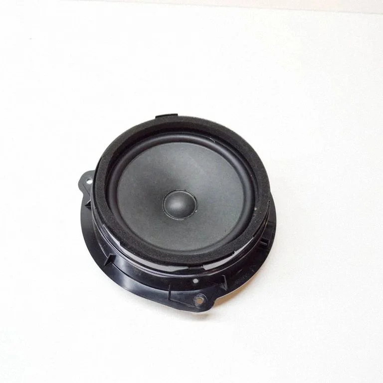 Skaļrunis (-ņi) aizmugurējās durvīs 8V4035411B