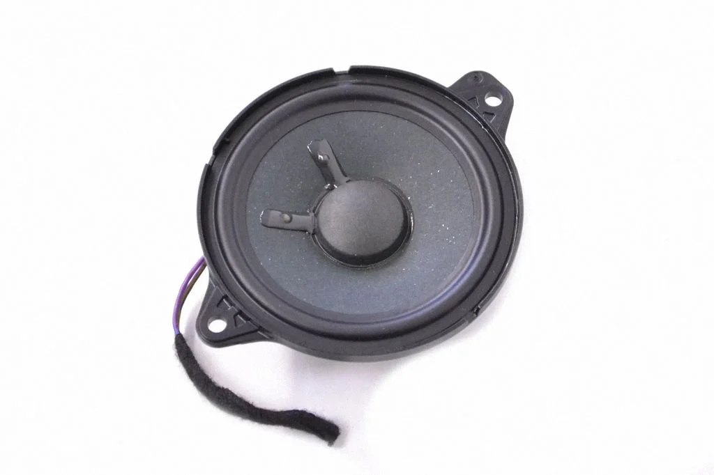 Skaļrunis (-ņi) aizmugurējās durvīs 80A035303