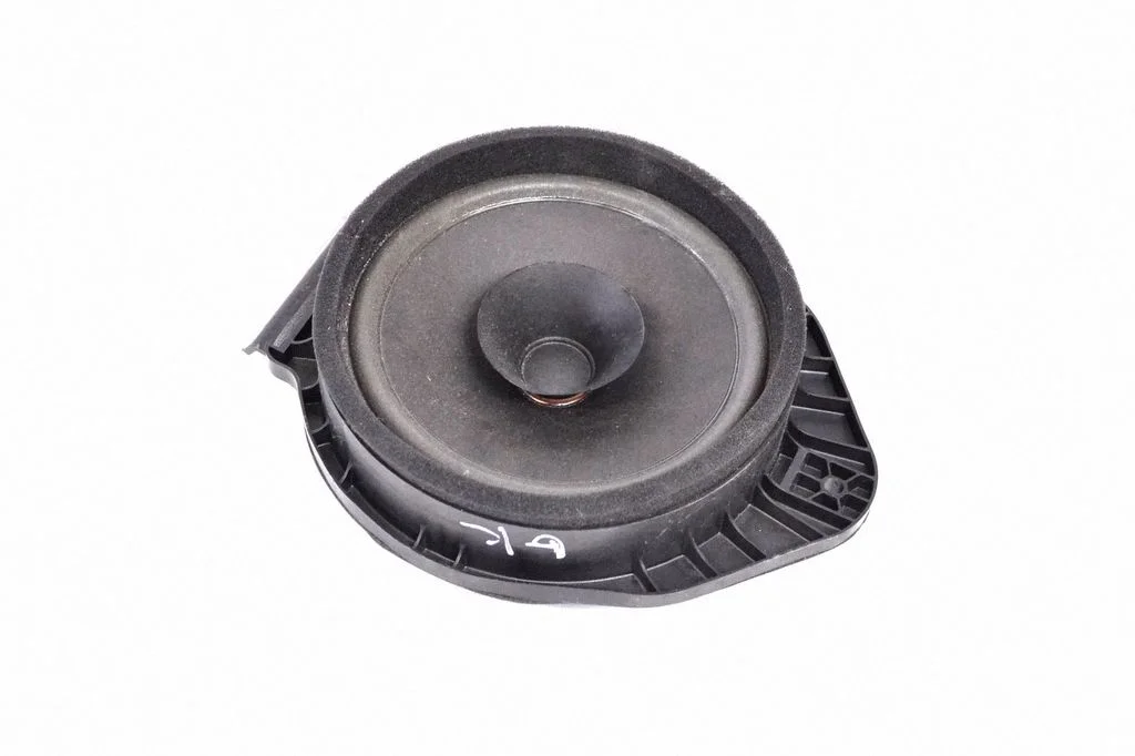 Skaļrunis (-ņi) aizmugurējās durvīs 22889819