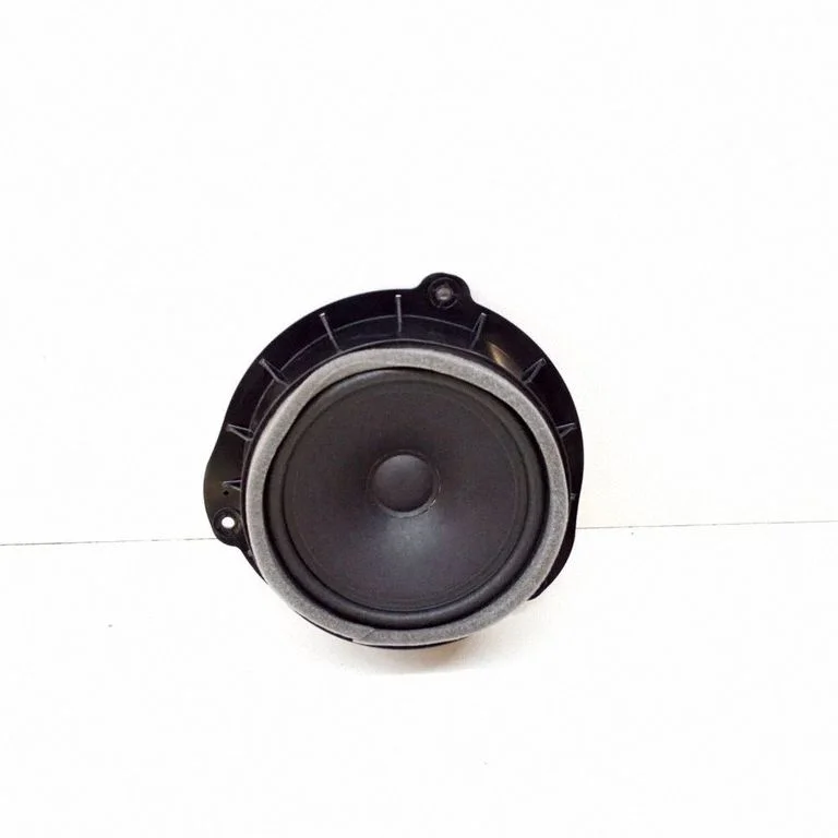 Skaļrunis (-ņi) aizmugurējās durvīs 80A035411