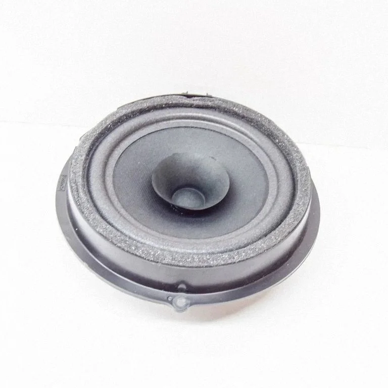 Skaļrunis (-ņi) aizmugurējās durvīs GN1518808CB