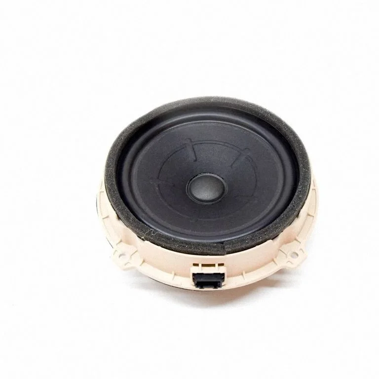 Skaļrunis (-ņi) aizmugurējās durvīs 96330G2000